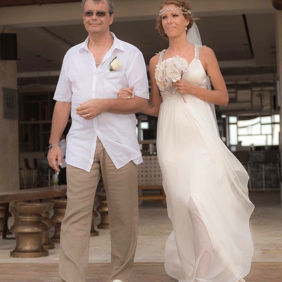 Wedding dress by the designer Anna Campbell